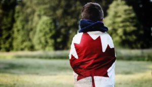 rapaz com a bandeira do Canadá