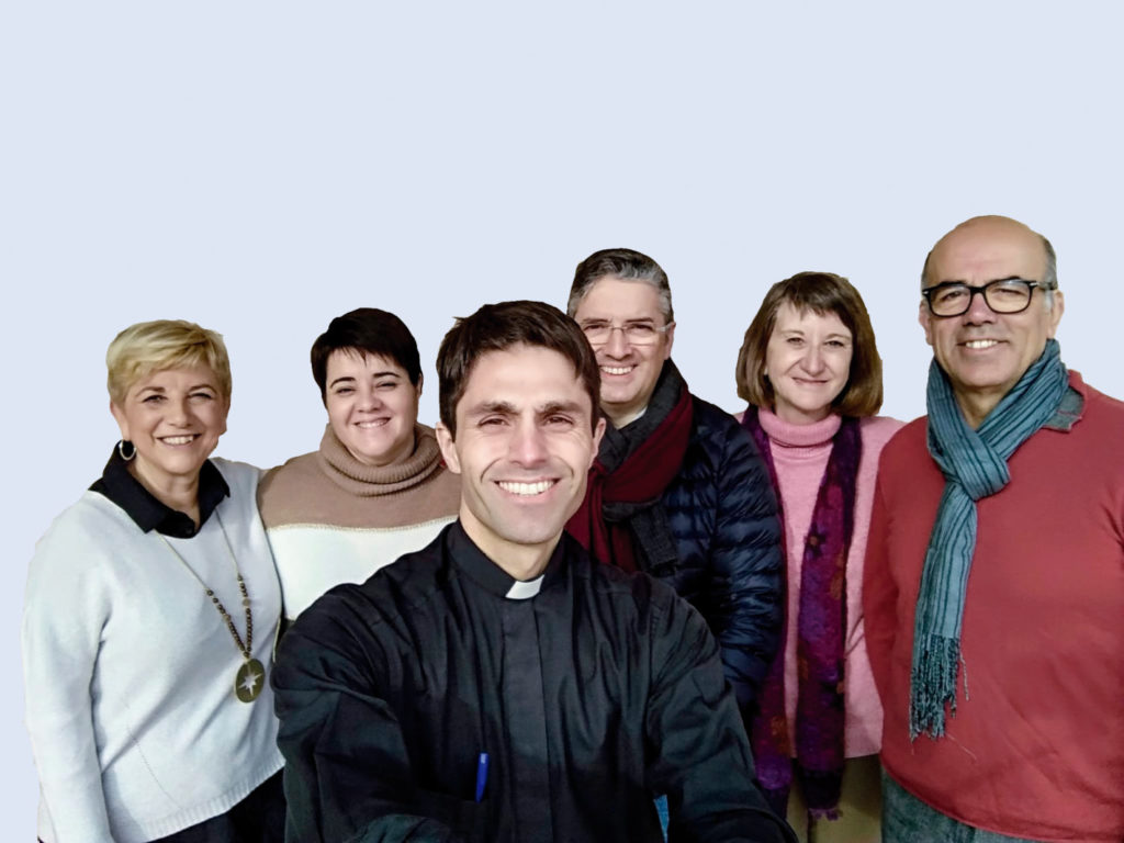 Mn. Oriol Gil con i parrocchiani della sua parrocchia.