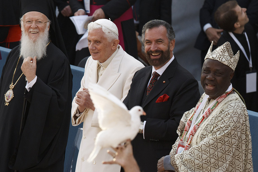 Ökumenischer Patriarch Bartholomäus von Konstantinopel, Benedikt XVI., Rabbi David Rosen und Wande Abimbola von der Yoruba-Religion während des Friedenstreffens in Assisi am 27. Oktober 2011 ©CNS photo/Paul Haring.