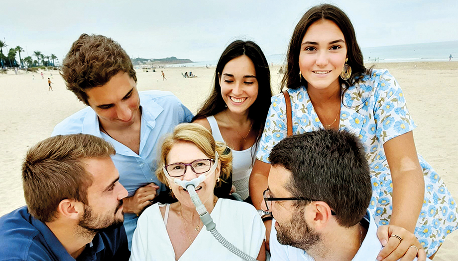 Águeda, who suffers from ALS, and her husband Alejandro with their children, this summer in Cádiz.