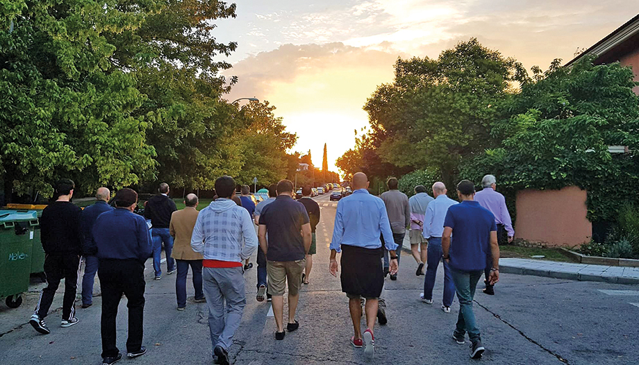 Groupe de personnes marchant dans la rue à l'aube.