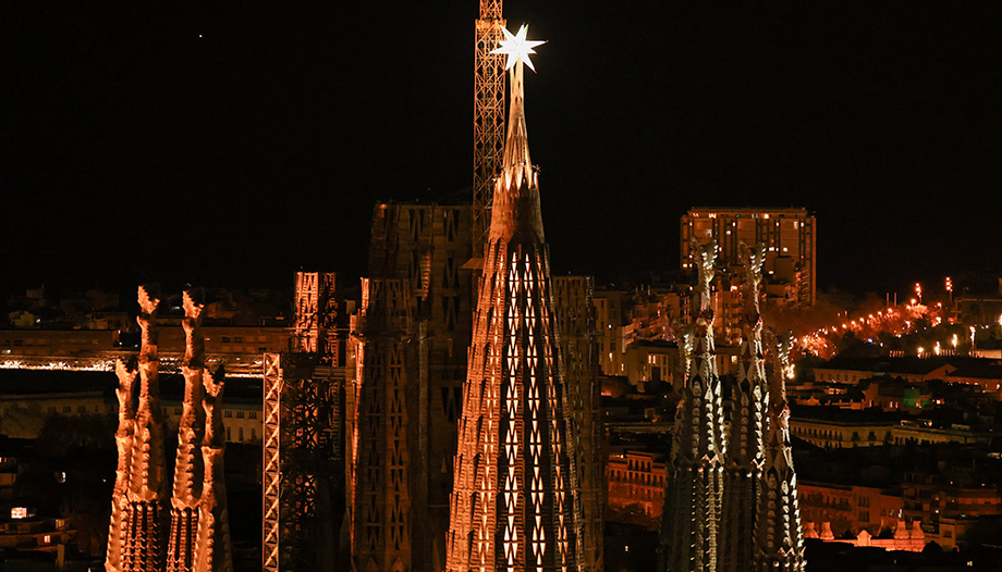 torre della sagrada familia barcellona stella