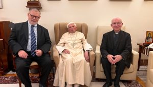 Papa Bento XVI com o vencedor do Prémio Ratzinger Weiler