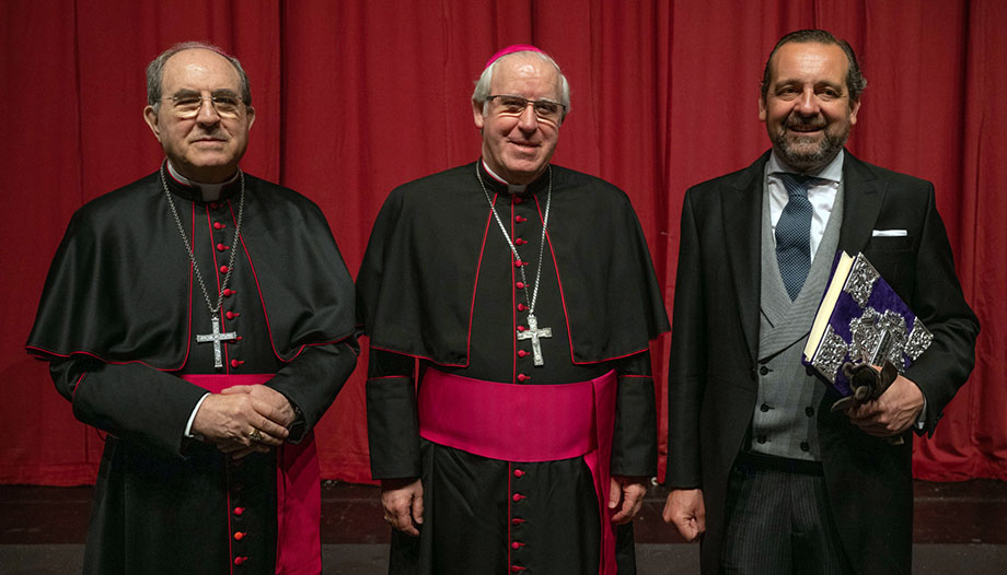 Mgr Asenjo, archevêque émérite de Séville, Mgr Saiz Meneses, archevêque de Séville et Enrique Casellas, héraut de la Semaine Sainte de Séville 2023.