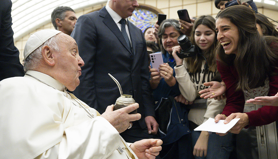 Victoria, la jeune femme qui invite le Pape pour un maté