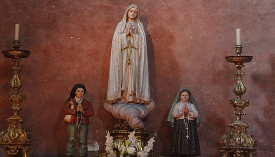 Los pastorcillos Francisoc y Jacinta junto a la Virgen María, en una iglesia de Portugal