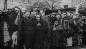 Foto supervivientes Auschwitz.