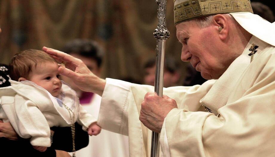 San Juan Pablo II bendice a un bebé en 2002.
